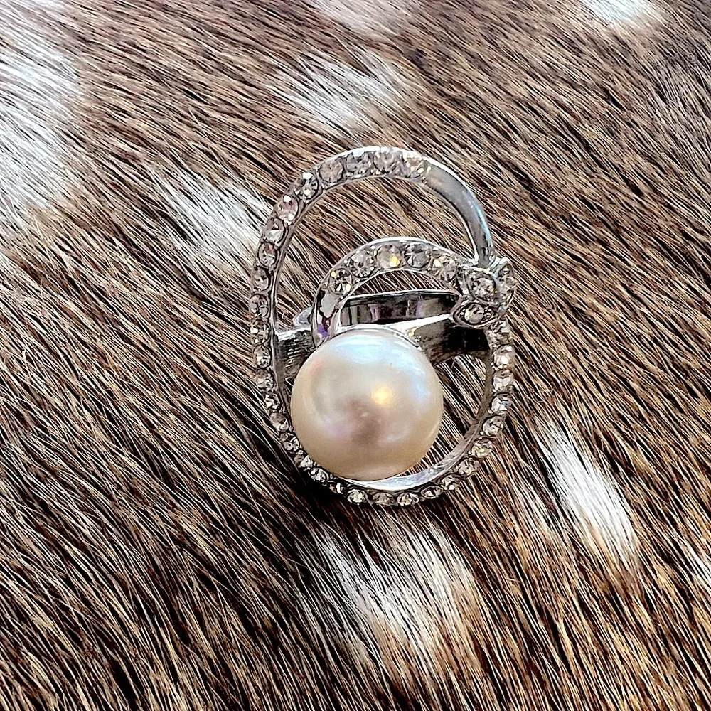 Silver and crystal statement ring - Picture 2 of 4